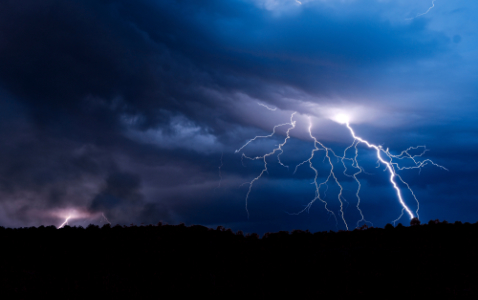 Na zdjęciu zachmurzone niebo z wyładowaniami atmosferycznymi